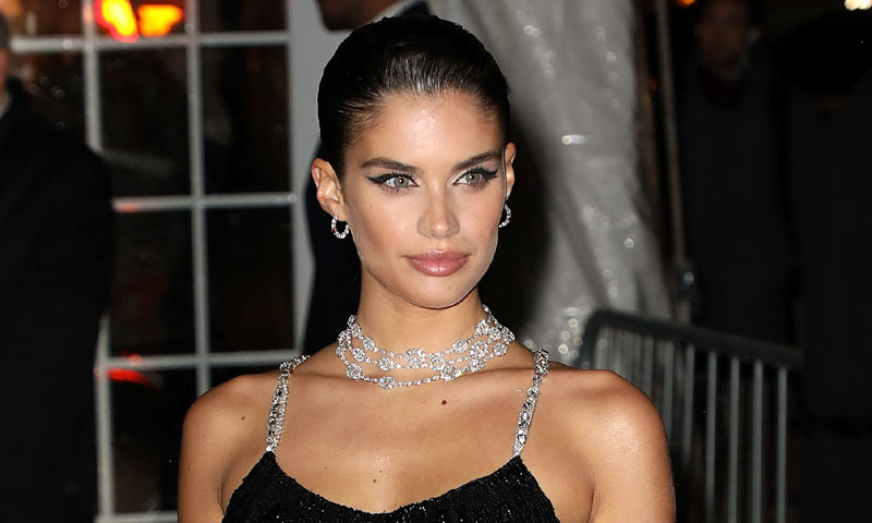 Sara Sampaio, tras los pasos de Amal Clooney: estrena vestido de hace 12 años